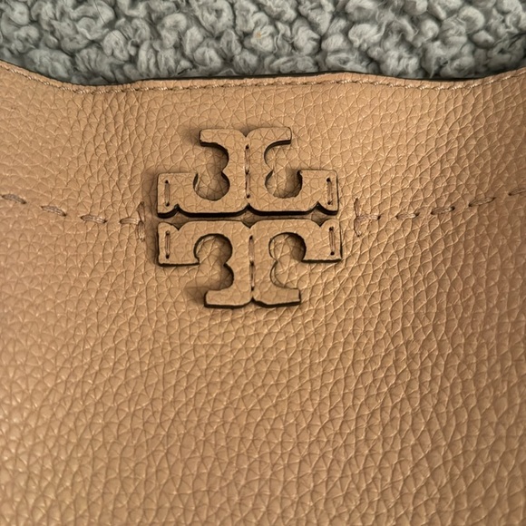 Tory Burch McGraw Bucket Bag, Hobo Purse Pebbled leather Buff Nude A00144 - Picture 2 of 16